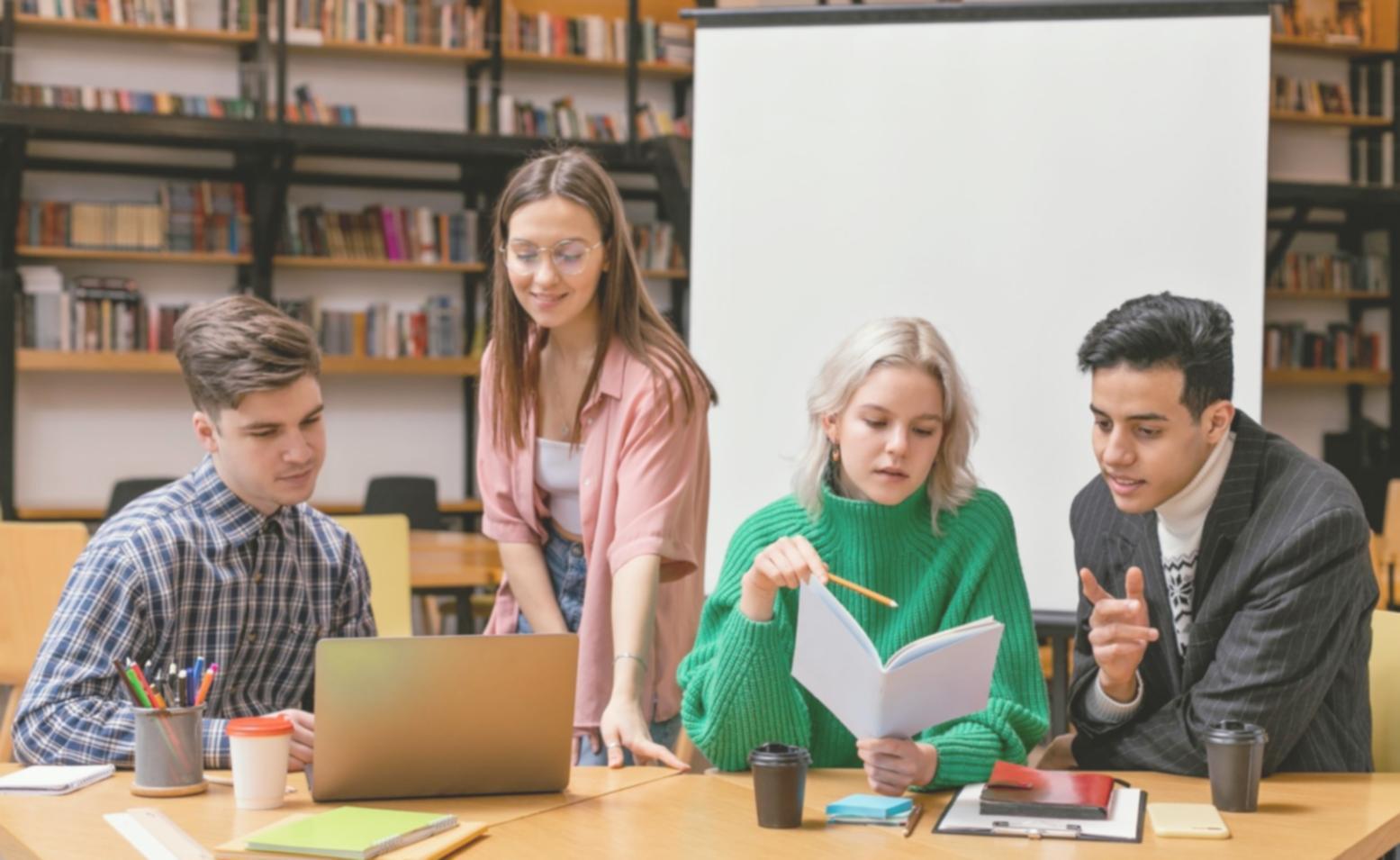 Environnement d'apprentissage moderne avec espaces collaboratifs dédiés à la formation financière